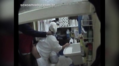 Motoboy szexel egy takarítónővel egy étteremben két szállítás között